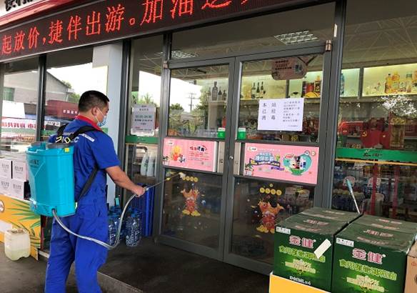 湖南石油第一時間安排向張家界運送防疫及民生物資，物資通過多種渠道順利送抵。自7月下旬以來，張家界石油一邊落實地方防疫政策，一邊抓好民生保供，全市近50座加油站全部營業，40余座易捷便利店商品供應不打烊，全線抗疫保民生，全力以赴助力打贏疫情防控阻擊戰。